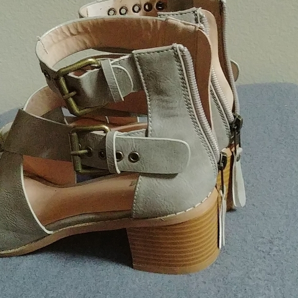 Grey sandals - Picture 4 of 5